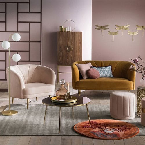 Banquette en velours rose pastel Leone dans un salon glamour et chic