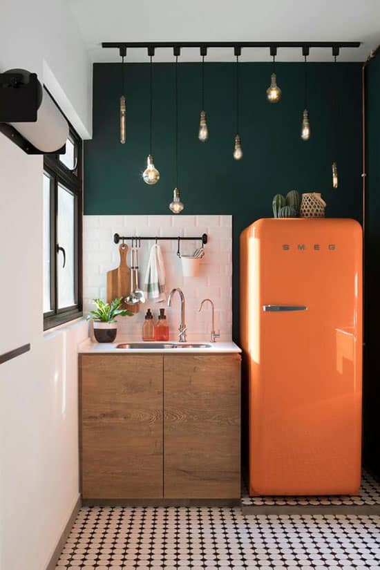 Réfrigérateur déco orange dans cuisine verte