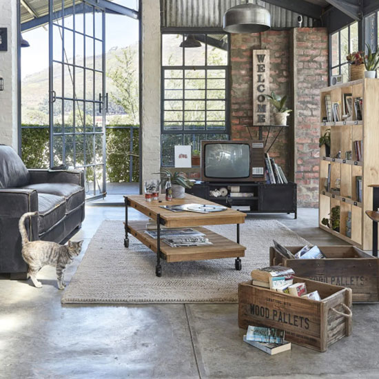 Table basse industrielle : 8 modèles pour un salon aux airs de loft