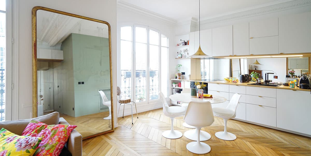 Très grand miroir doré directement posé au sol dans une déco appartement parisien