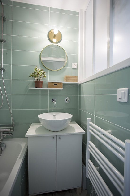 Touche de lumière naturelle dans cette petite salle de bain grâce à une verrière semi-transparente
