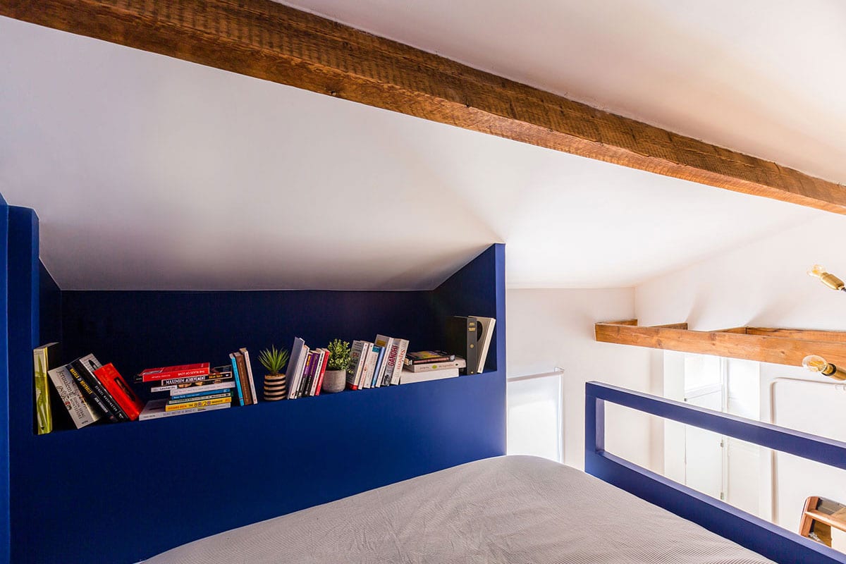 Bibliothèque en pied de lit : un aménagement d'espace réduit astucieux