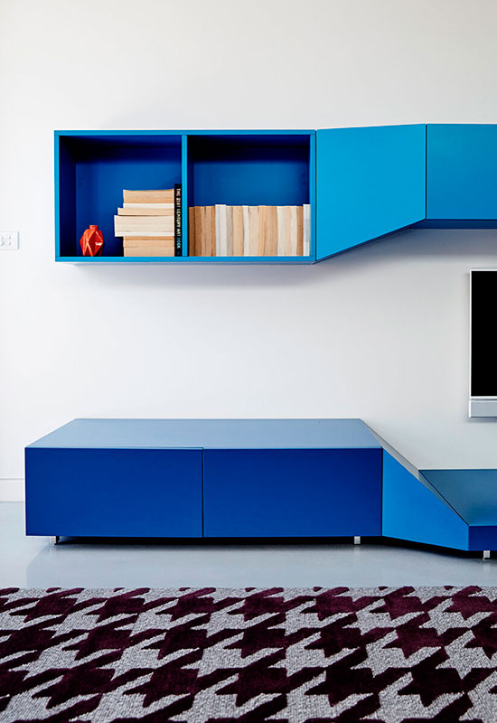 Coin salon contemporain avec meubles suspendus bleus