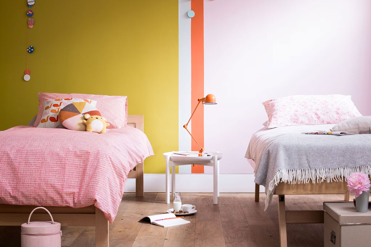 Chambre multicolore avec des notes de rose, de jaune et d'orange