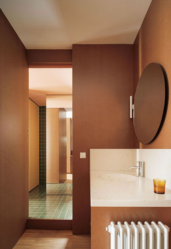Salle de bain couleur cognac, contrastée par un lavabo blanc