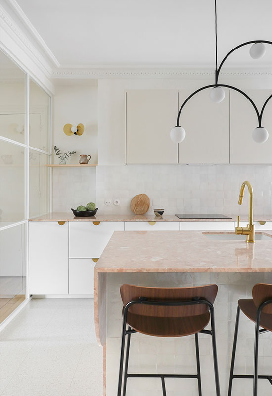 Duo blanc et marbre dans une cuisine ouverte avec verrière