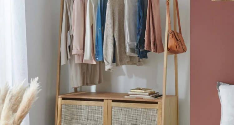 portant à vêtements en bois