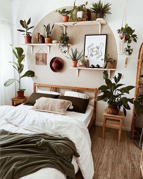 Plantes vertes dans chambre à coucher bohème