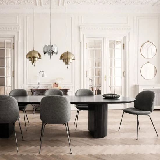 Table XXL et chaise design pour une salle à manger moderne