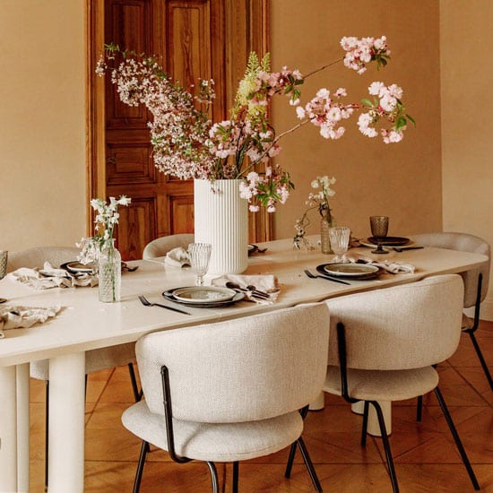Une salle à manger qui modernité et tradition