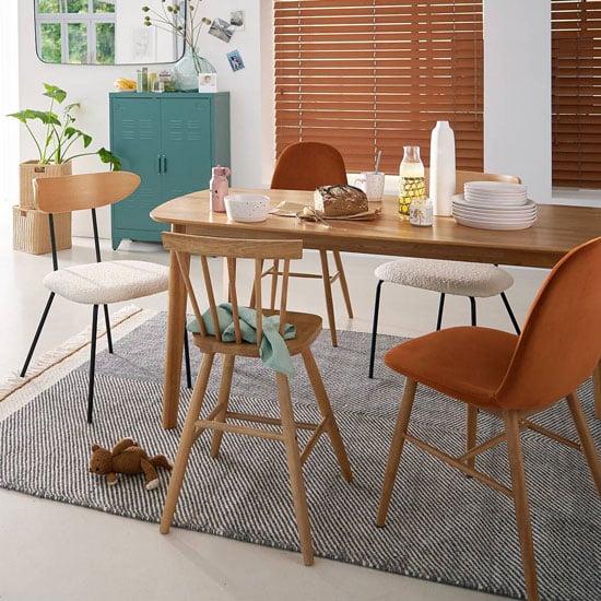 Mix de chaises dépareillées pour une salle à manger unique