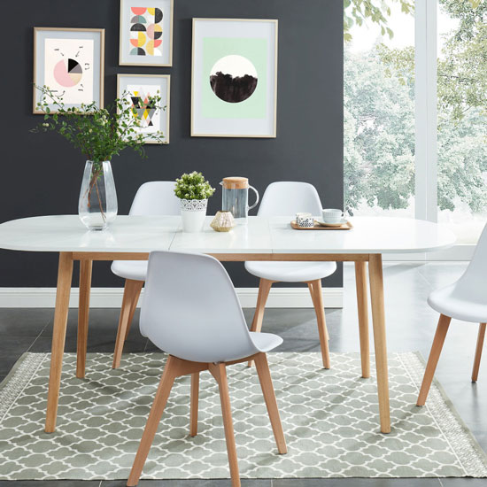 Style scandinave pour cette salle à manger en bois clair et blanc