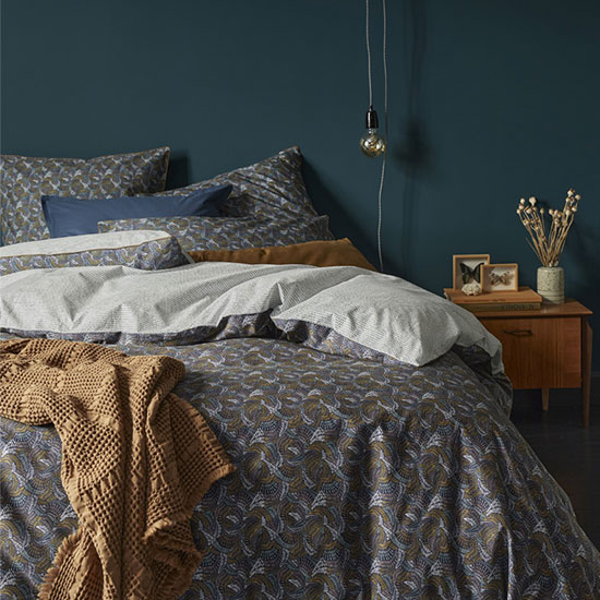 Rappel de couleurs entre le linge de lit et la déco