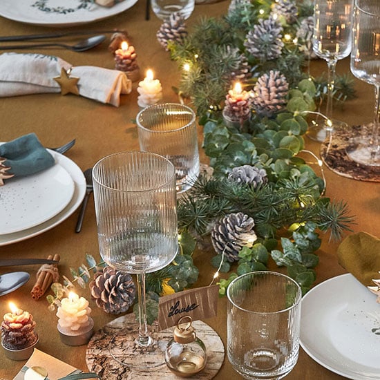 Pommes de pin et branchages de sapin en décoration de table de Noël
