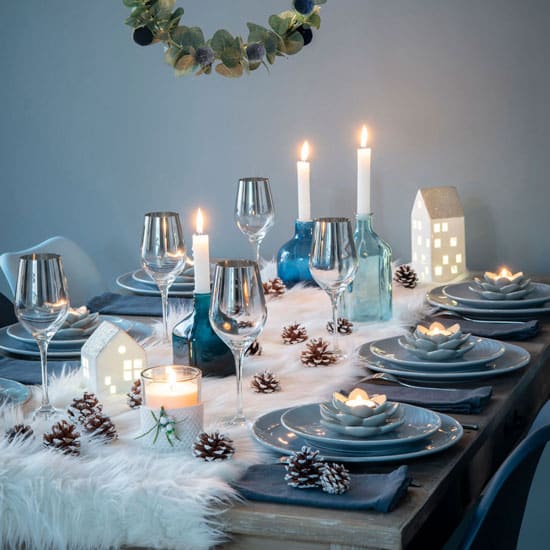 Déco de table de Noël poétique en bleu et blanc