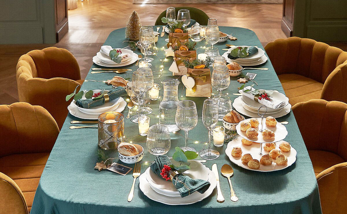 Ambiance arty chic avec une jolie table en vert et or