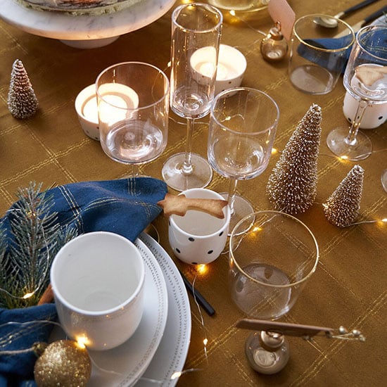 Table de Noël à la décoration chic en bleu et or
