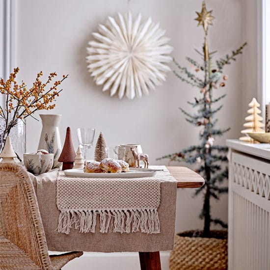 Table décorée de tissus chaleureux et de vaisselle d'antan