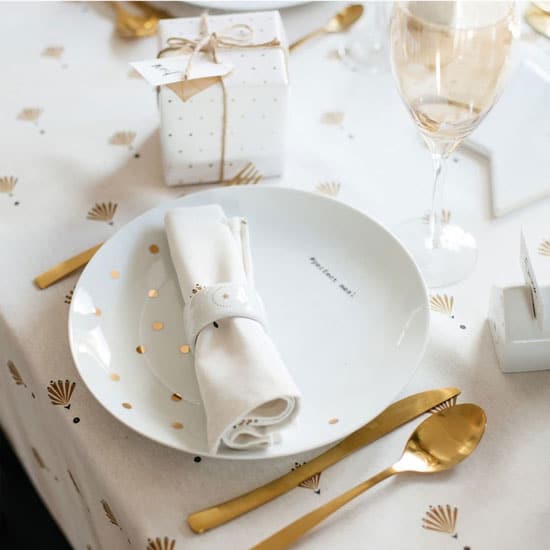 Belle table de Noël à la décoration blanc et or