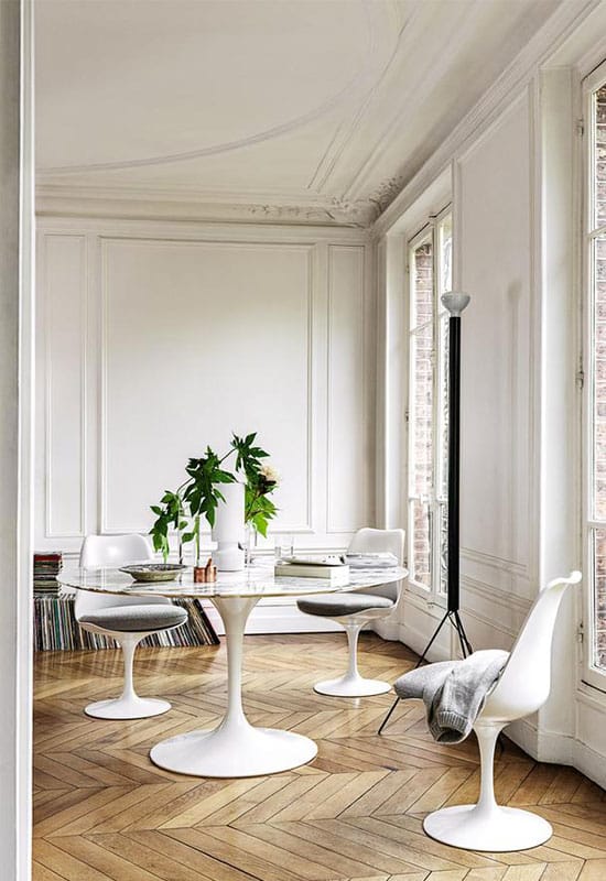Le coloris blanc de la table et des chaises Tulipe apporte une touche lumineuse à la piece