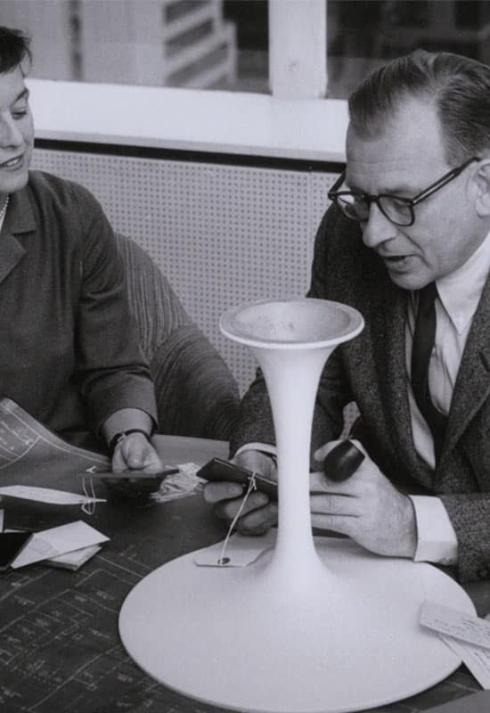 Eero Saarinen travaillant sur l'élaboration de la chaise Tulipe