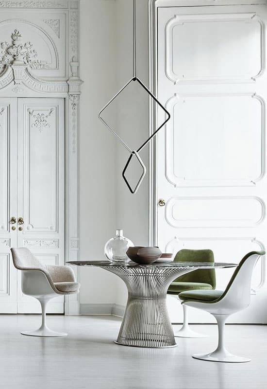 Ambiance graphique avec cette combinaison de la table Platner (Knoll) et des assises Tulipe en version beige et vert olive