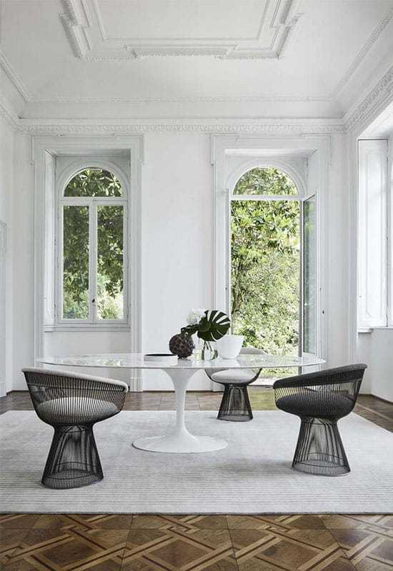 Le mix de la table Tulipe et des fauteuils de table Platner (Knoll) offrent un rendu assurément chic