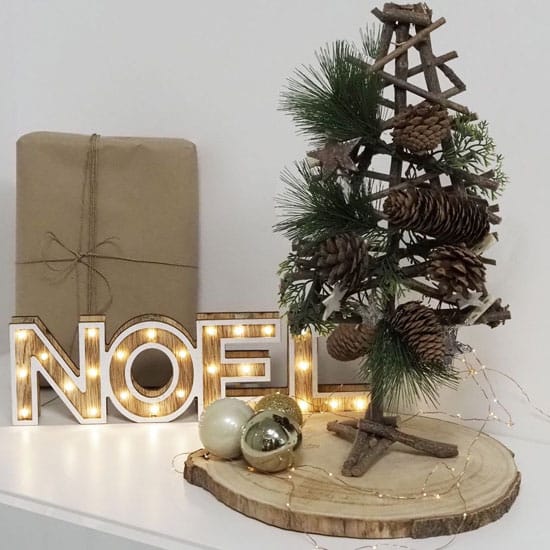 Les décorations de Noël en bois créent une ambiance naturelle et cosy