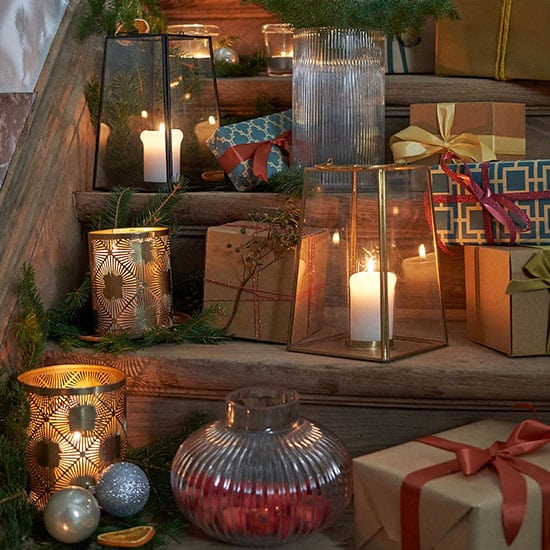 Lanternes et photophores illuminent la maison à Noël