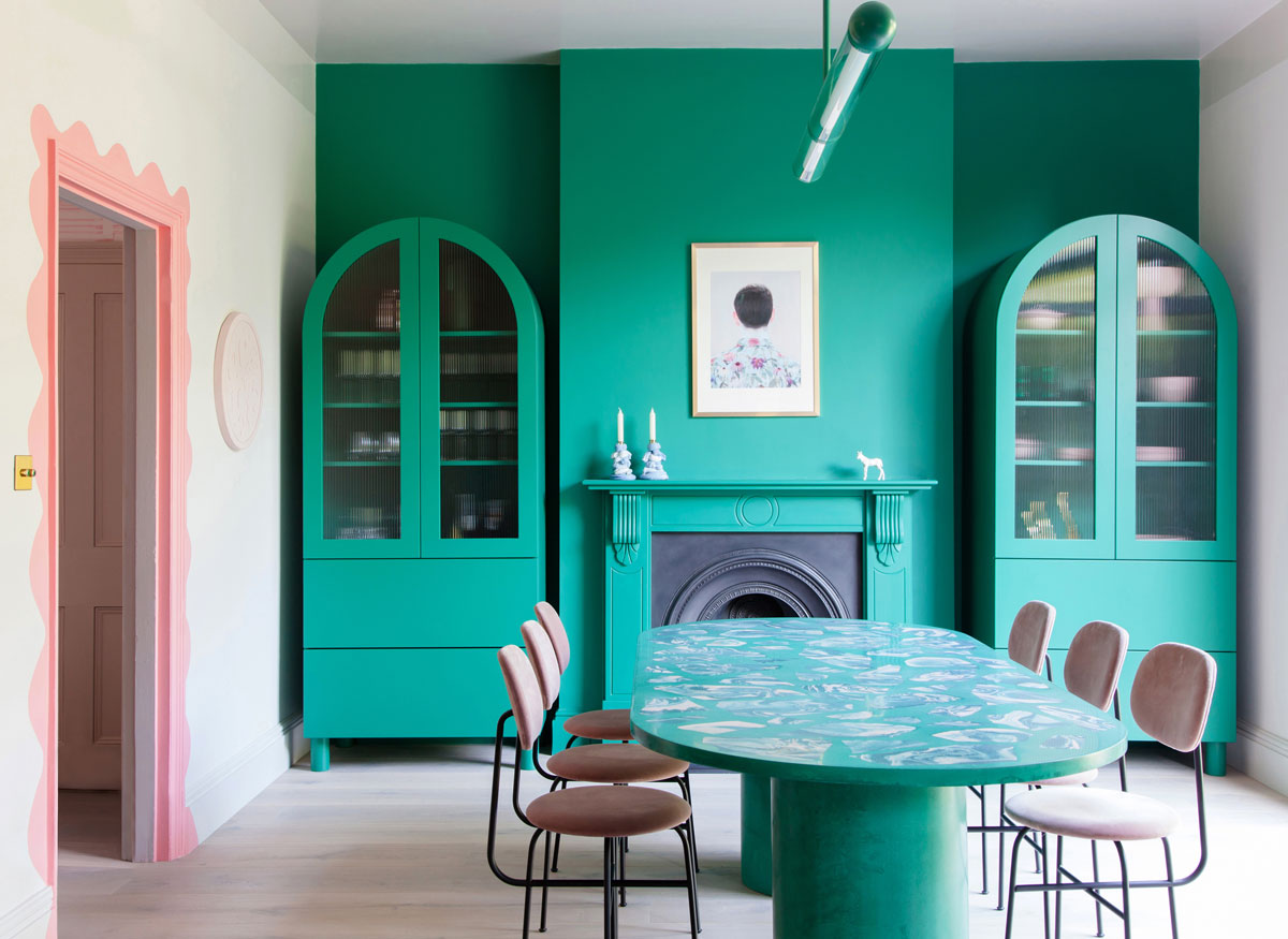 Déco de salle à manger atypique et colorée en vert et rose