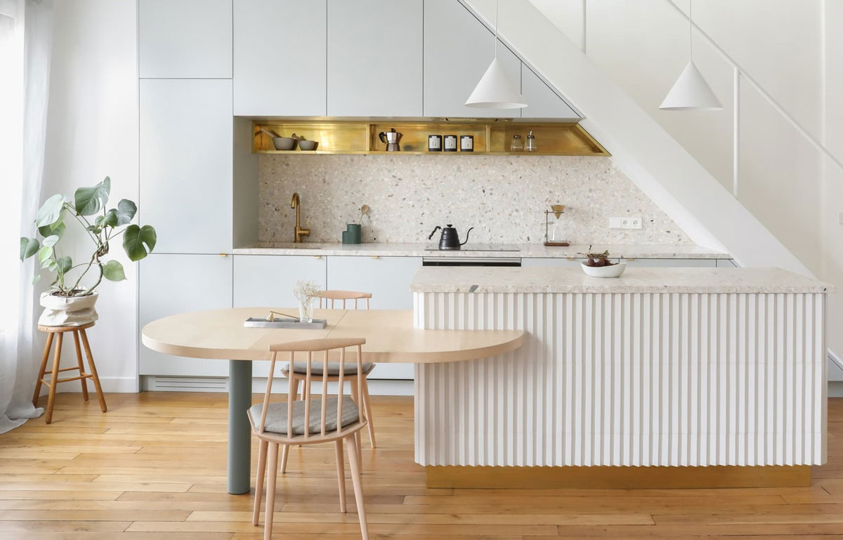 Association de terrazzo, bois et surfaces blanches pour une cuisine au style unique