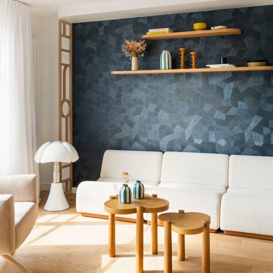 Salon élégant et lumineux avec un mur bleu nuit