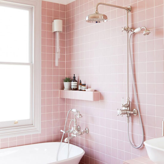 Salle de bains rose pâle au charme rétro