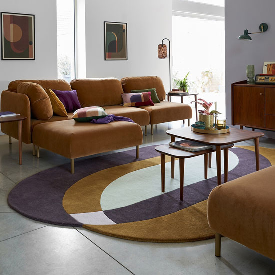 Salon vintage avec des touches de violet et de marron