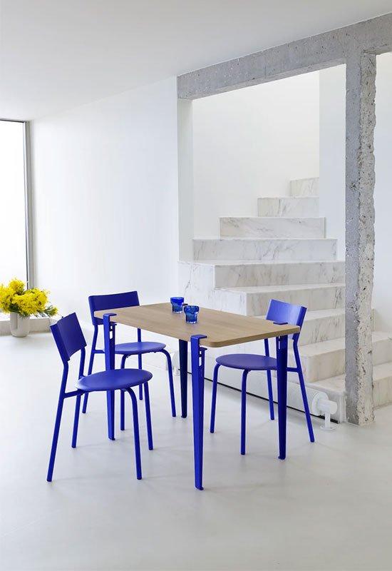 Chaises et pieds de table couleur bleu Majorelle