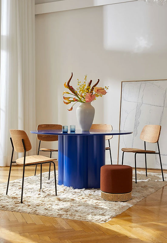 Table à manger bleue et chaises scandinaves en bois