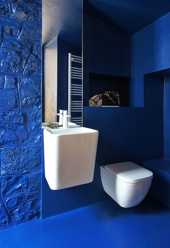 Coin toilette aux contrastes bleus et blancs