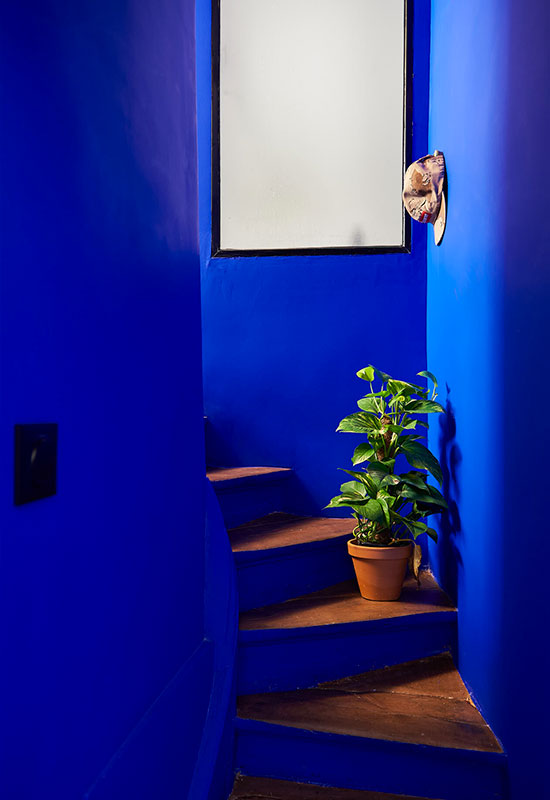 Du bleu dans l'escalier et sur les murs apporte de la profondeur