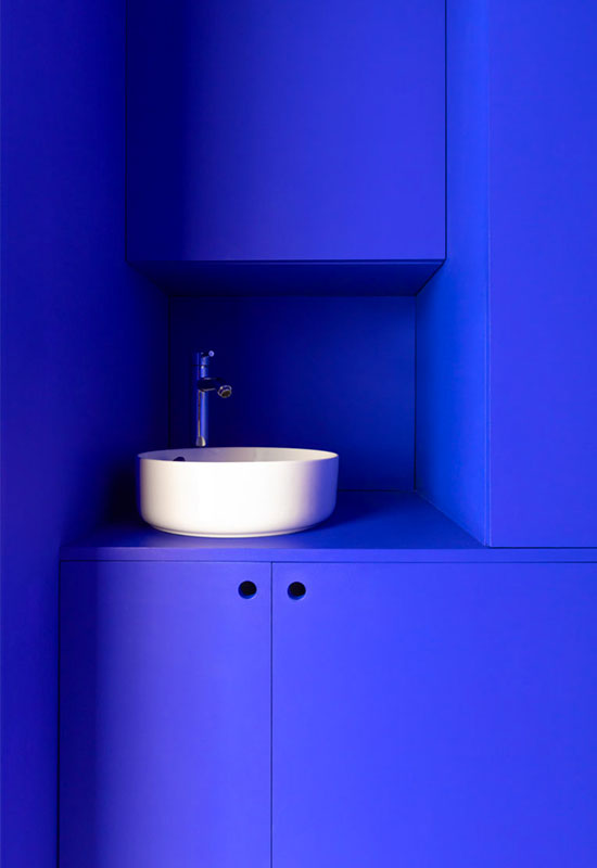Éléments de salle de bains couleur bleu Majorelle