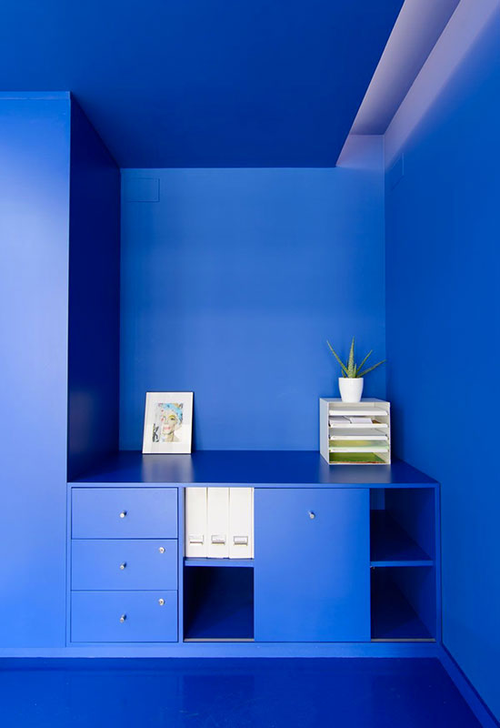 Bureau entièrement bleu illuminé par des accessoires blancs