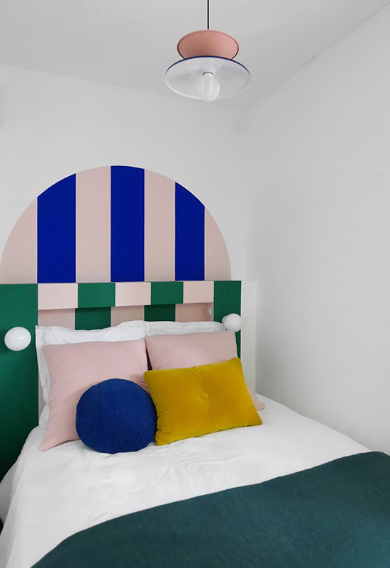 Tête de lit originale avec jeu de couleurs et de formes