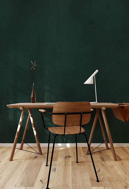 Mur vert foncé mettant en relief le bureau en bois clair