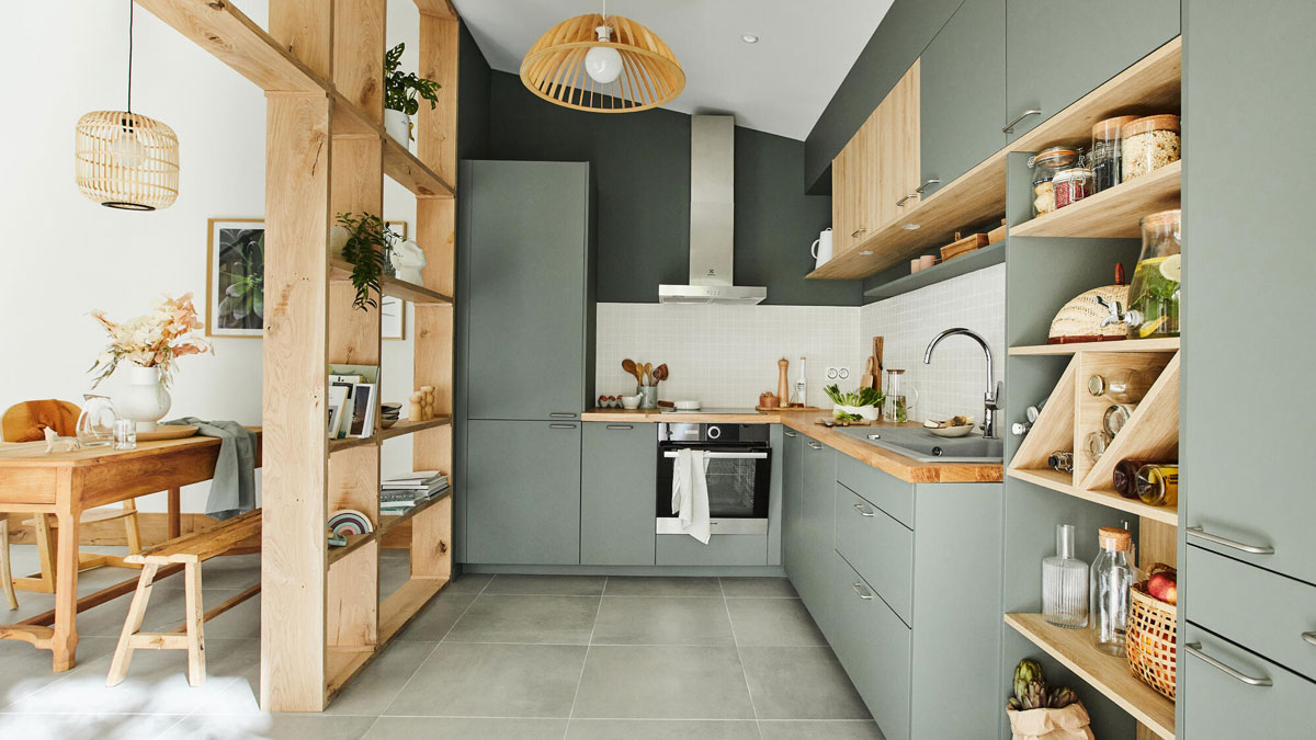 Association de bois et vert de gris dans une cuisine chaleureuse