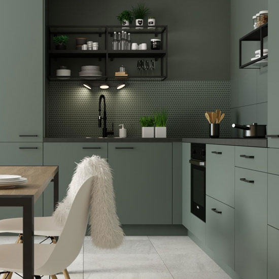 Mobilier vert de gris souligné par des détails noirs dans une cuisine design