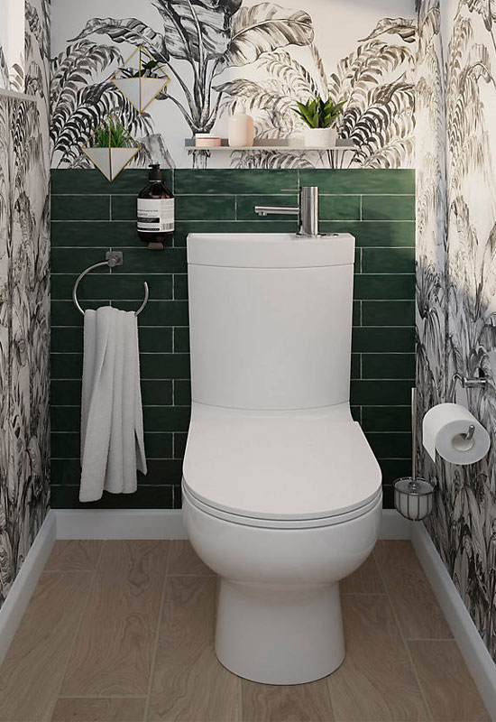Papier peint végétal et mur vert sapin pour dynamiser la déco des toilettes