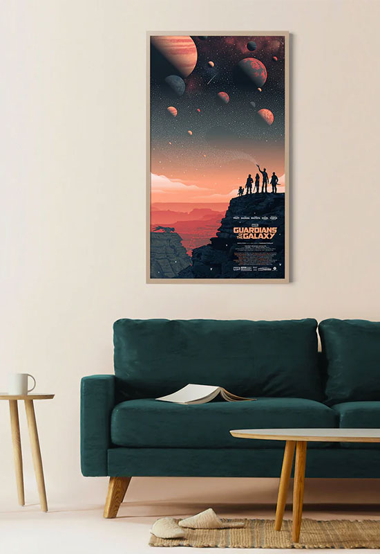 Affiche de cinéma exposée au-dessus du canapé
