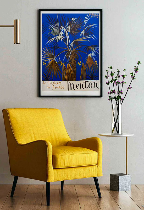 Accord de couleurs parfait entre l'affiche déco et le fauteuil jaune vif