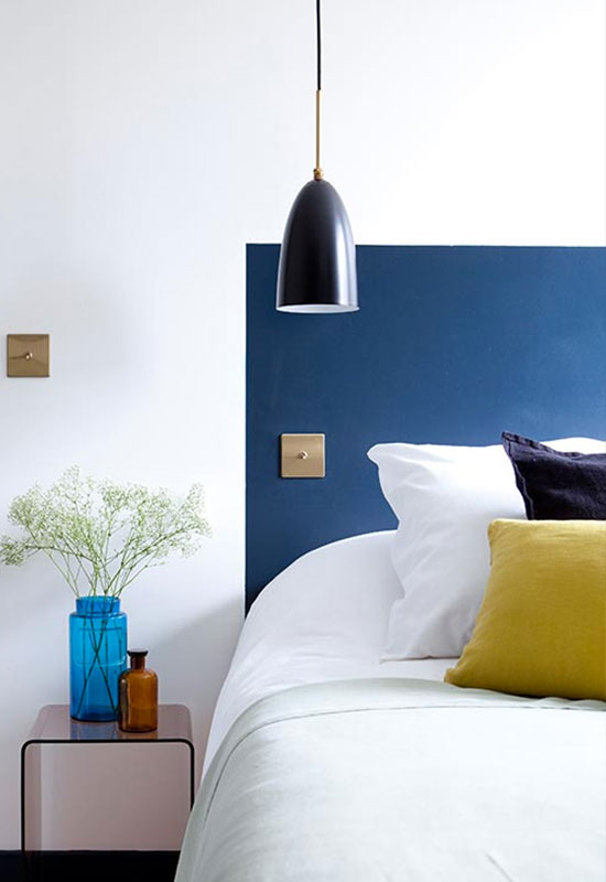 Tête de lit bleu électrique pour une chambre bleue de caractère