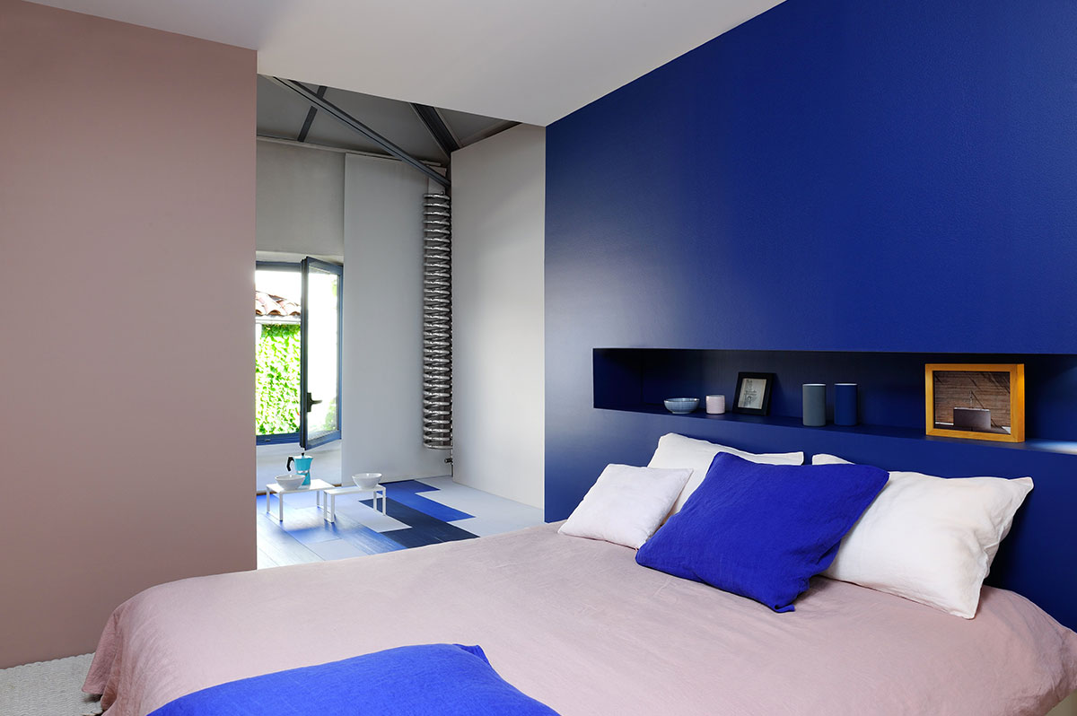 Bleu intense et rose poudré dans une chambre design