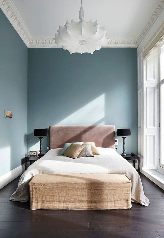 Chambre luxueuse teintée de bleu clair sur les murs